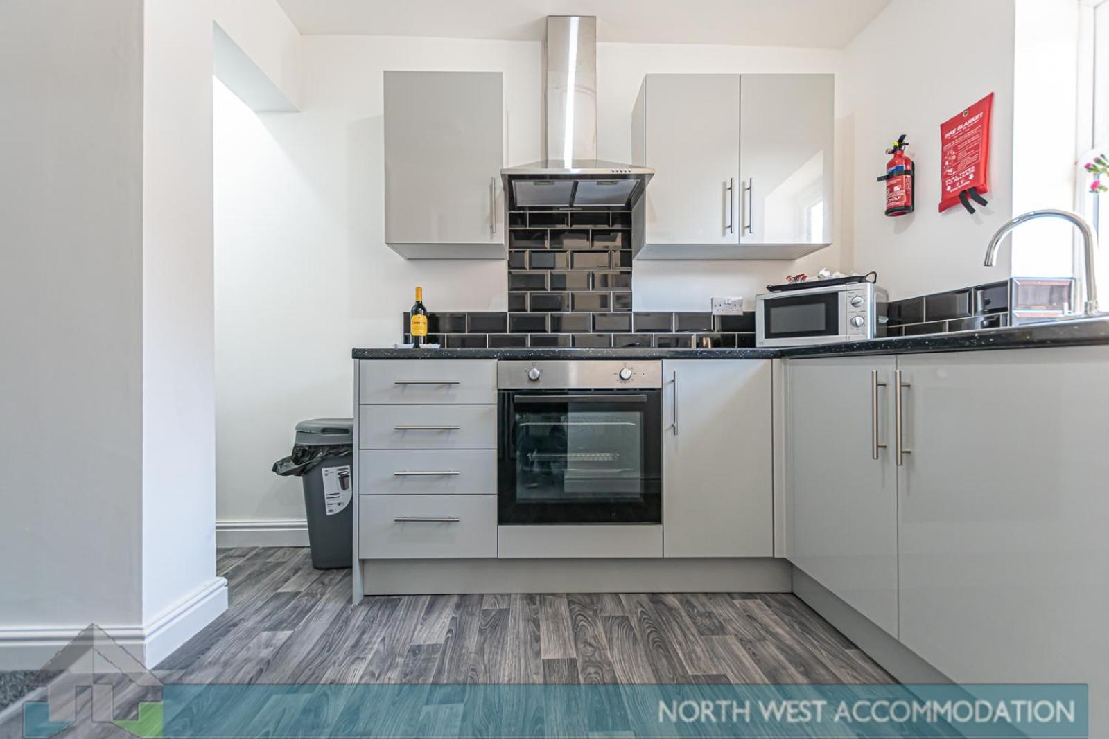 Wellfield Serviced Accommodation Warrington Esterno foto
